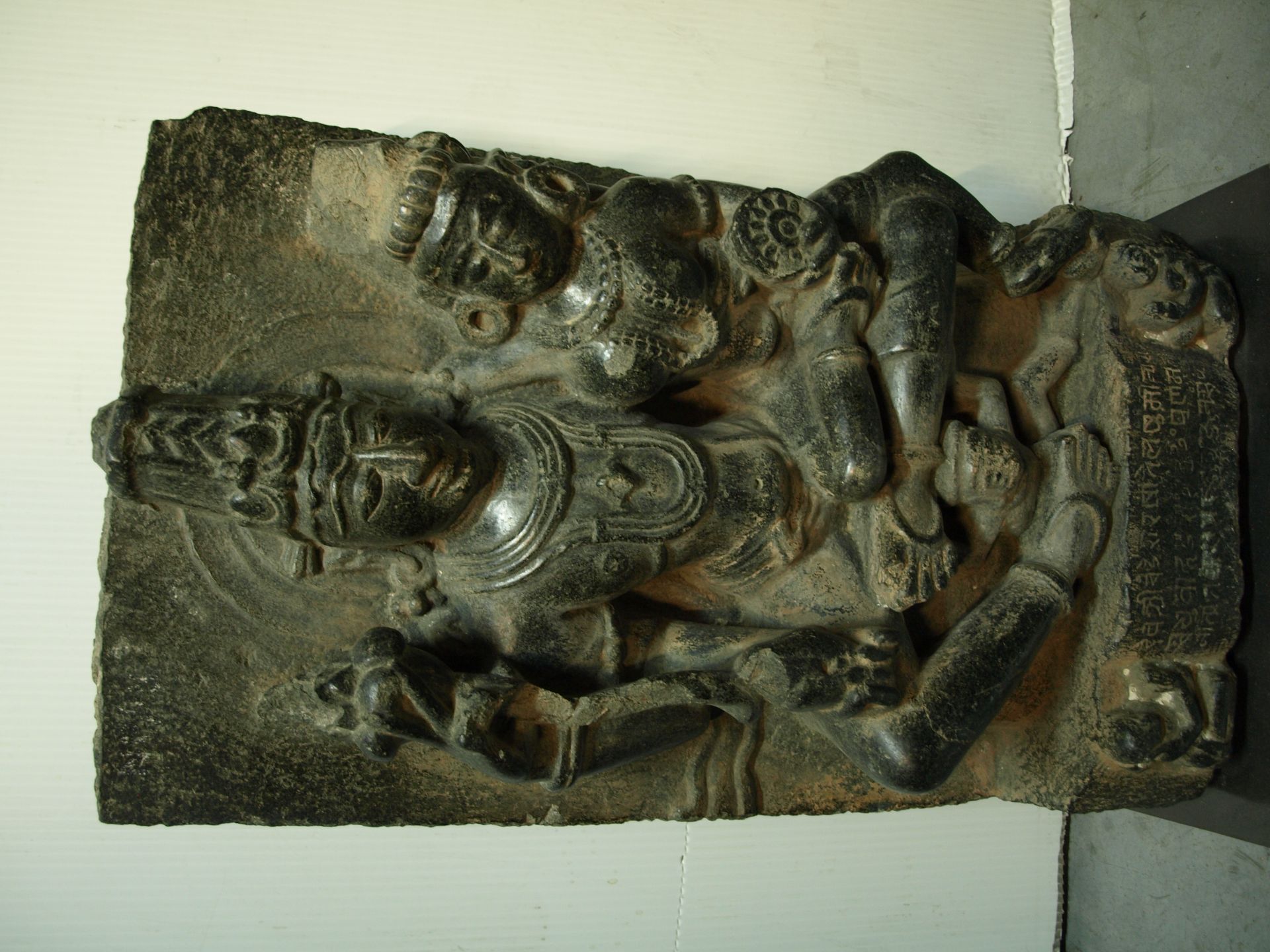 Le couple divin Vishnu Lakshmi assis en Lalitasana , tendrement enlacés , Vishnu [...]