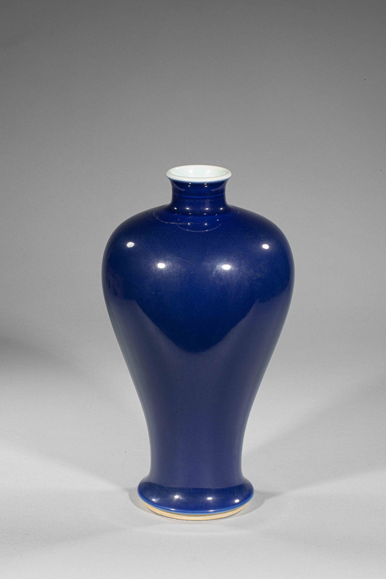 Vase meïping à glaçure monochrome bleu cobalt, l'intérieur et la base émaillée [...]