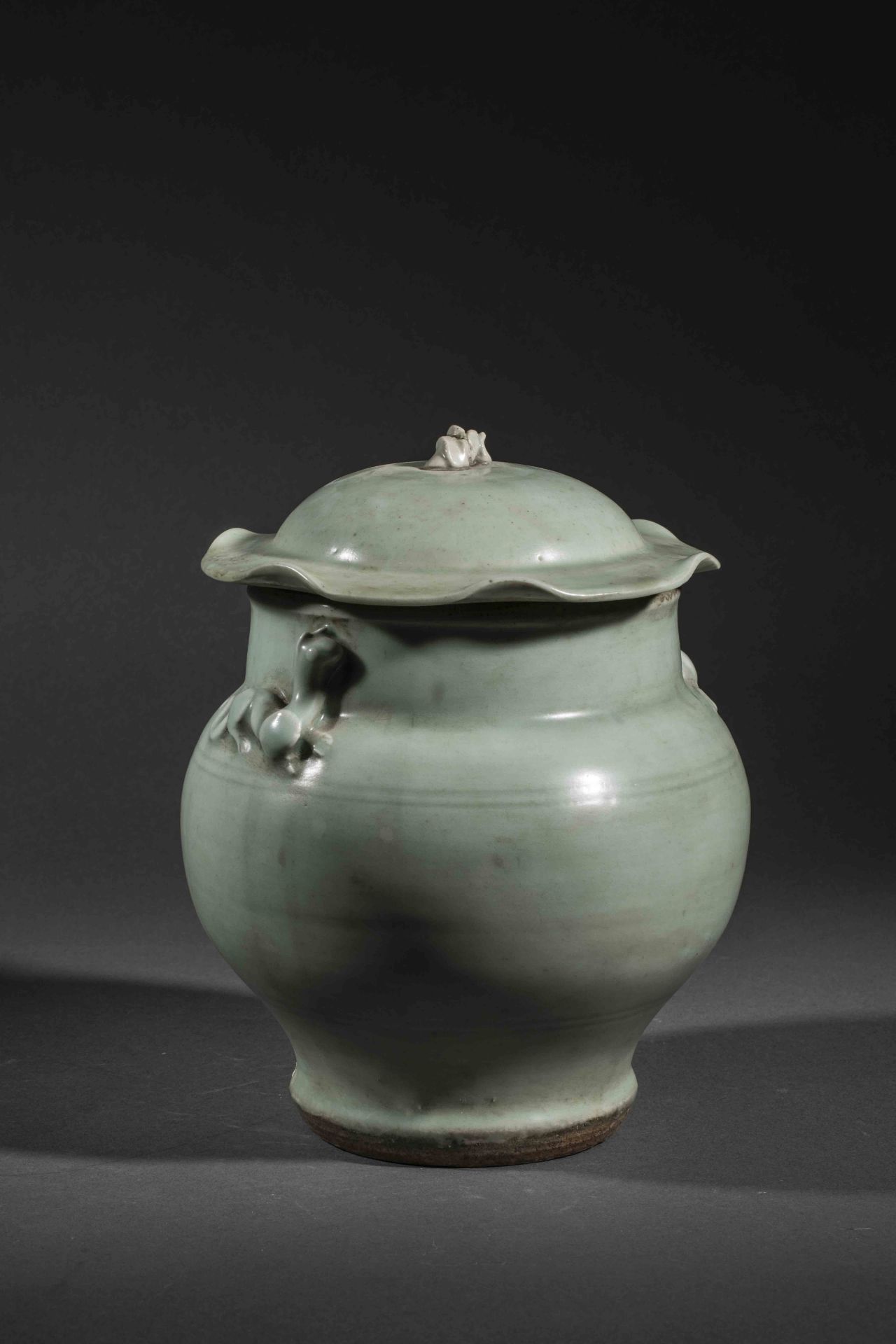 Bouillon du Longquan sur piédouche à panse globulaire et couvercle à tenon de [...]