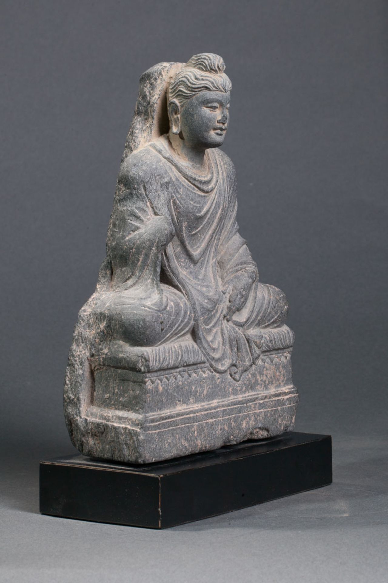 Buddha Maïtreya, assis en méditation sur un socle quadrangulaire vêtu d'une robe [...] - Bild 2 aus 3