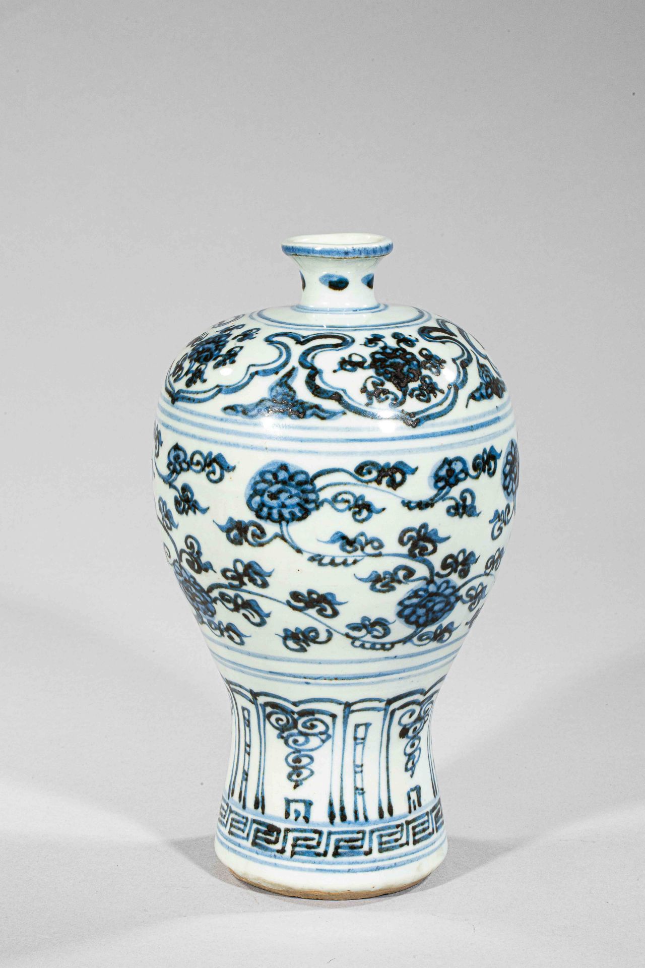Vase meïping en porcelaine blanche décoré en bleu cobalt sous couverte de [...]