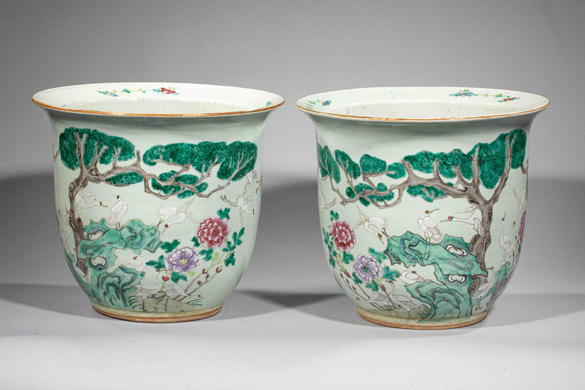 Paire de pots planteur ouvert par un marli plat en porcelaine de la famille rose [...]