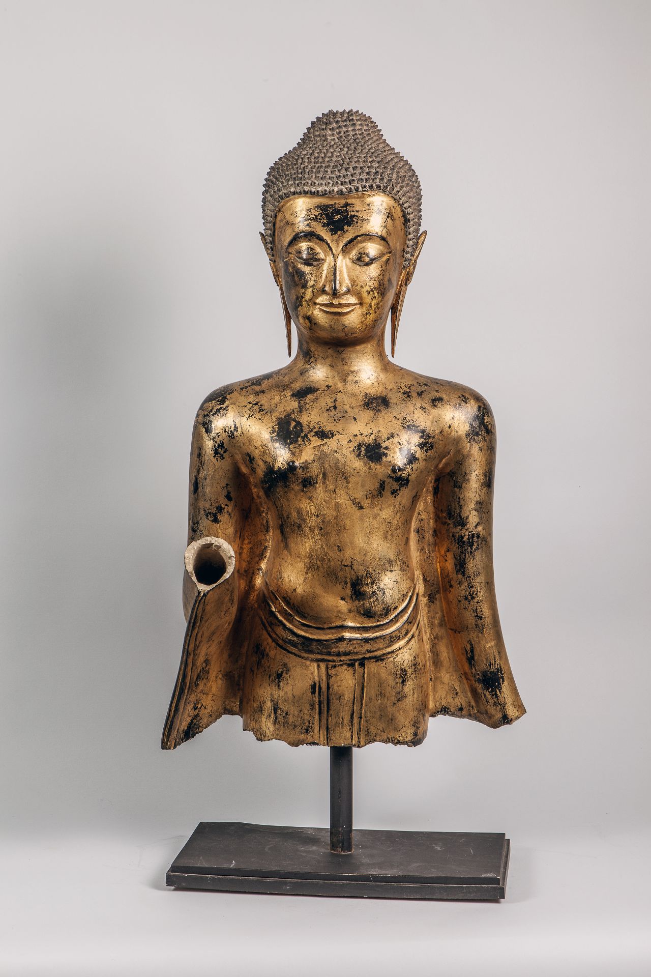 Buste de Buddha qui devait être dans la posture d'abaya mudra, les mains en avant, [...]