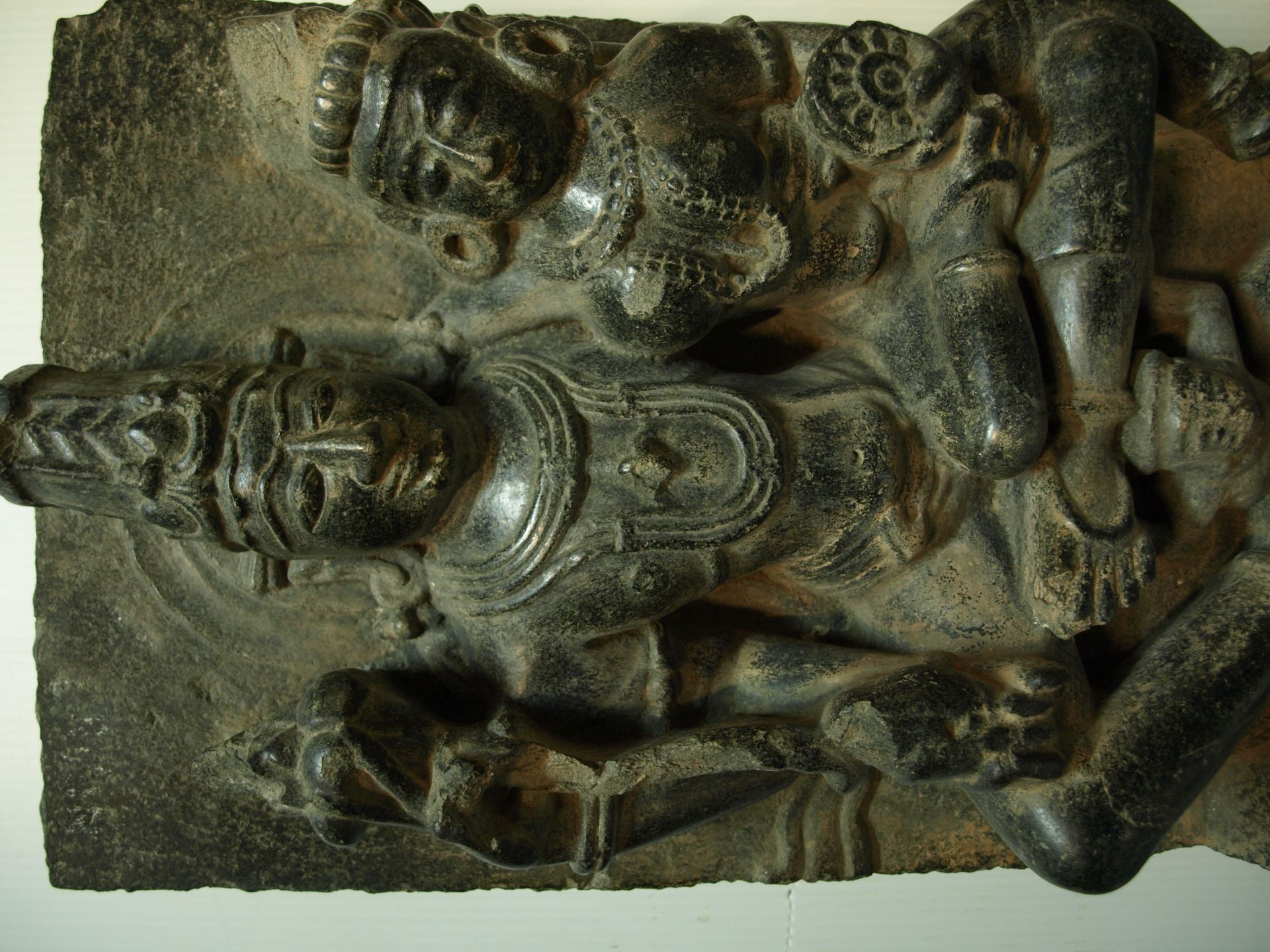 Le couple divin Vishnu Lakshmi assis en Lalitasana , tendrement enlacés , Vishnu [...] - Bild 3 aus 11