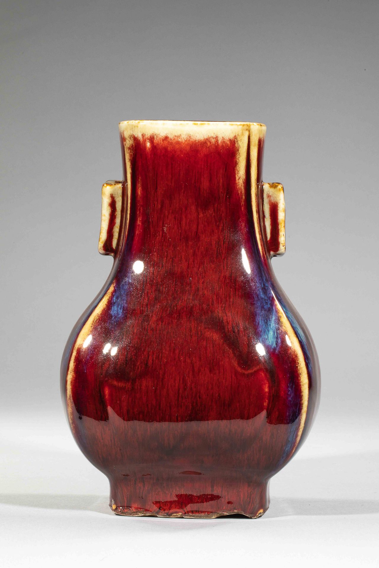 Vase langyao de forme Hu à panse élargie quadrangulaire serti de deux anses [...] - Bild 2 aus 5