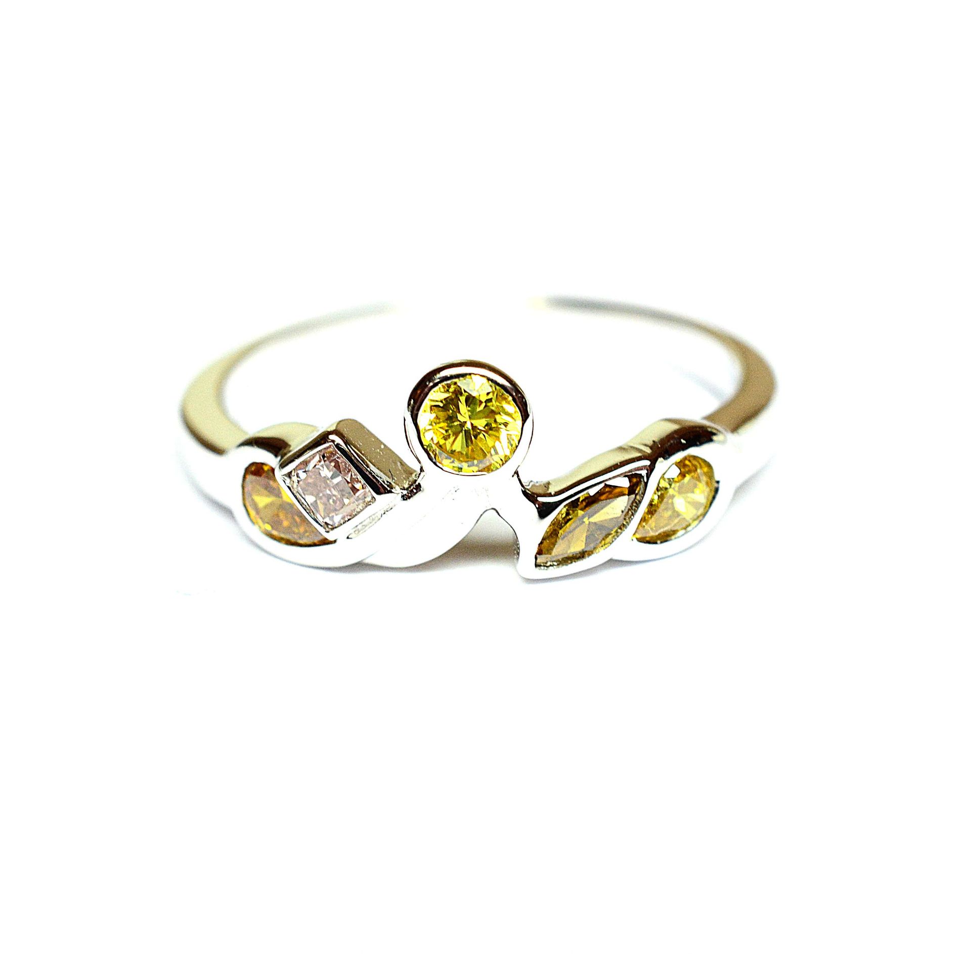 Bague en or blanc sertie par 5 diamants de couleur NATURELLE taillés en [...]