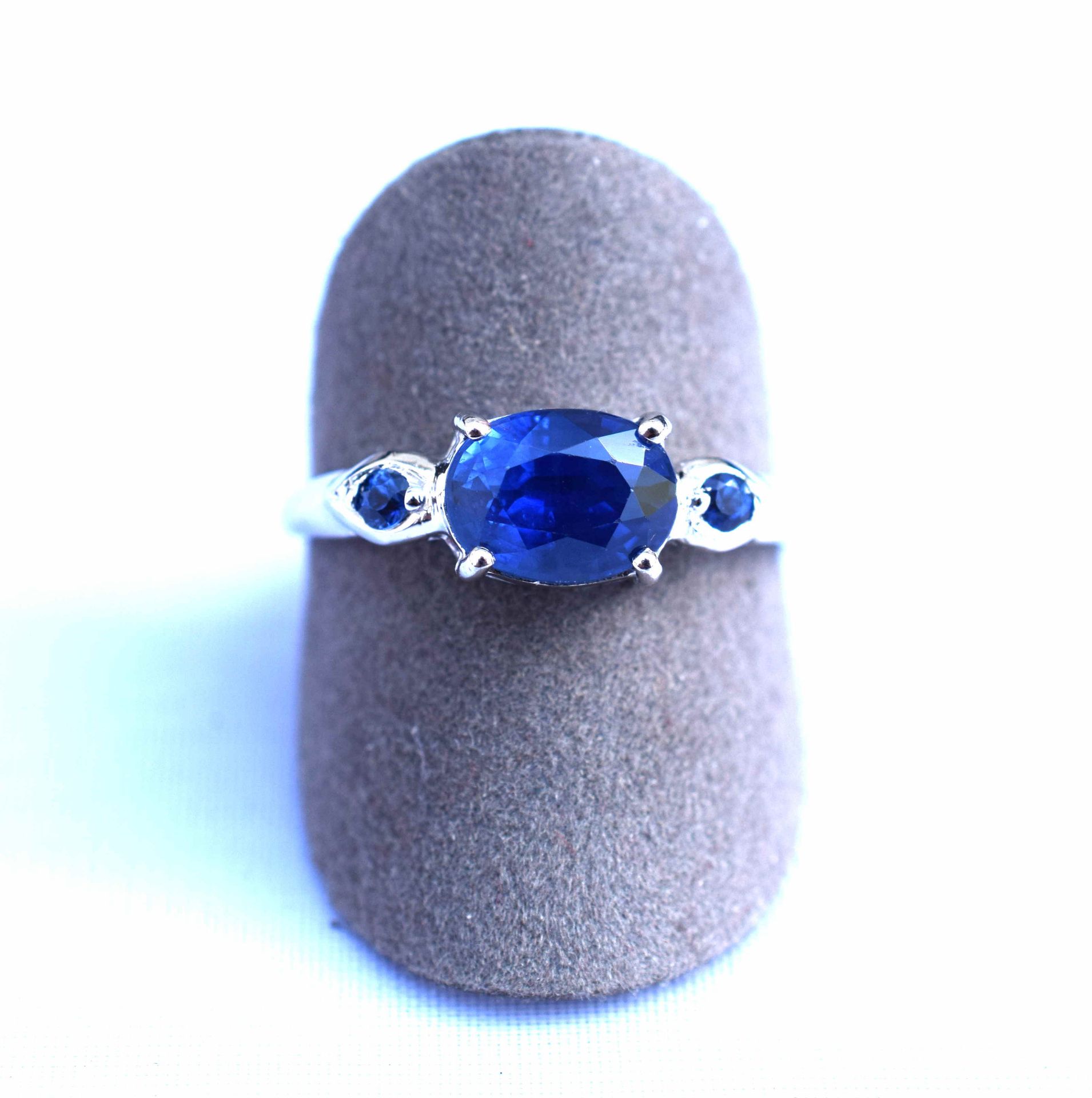 Bague or blanc ornée d'un saphir ovale Ceylan au bleu profond et lumineux pour 1,30 [...]