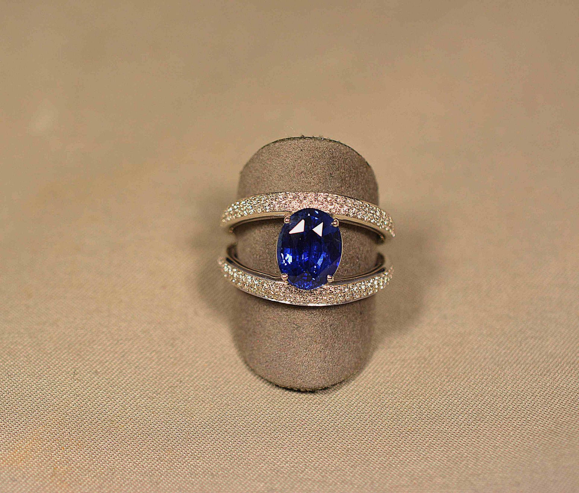 Bague double anneau pavés de diamants (GVS) pour 1,40 c. env. soutenant un saphir [...]