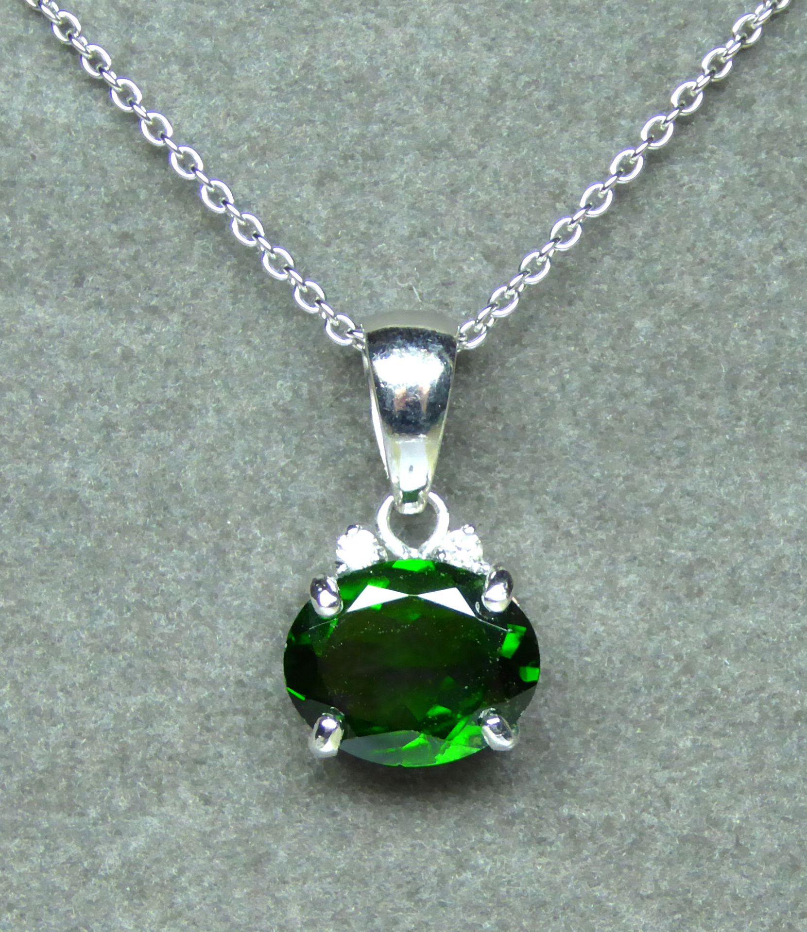 Pendentif or blanc centré d'un RARE Diopside ovale NATURELLE d'un vert puissant et [...]