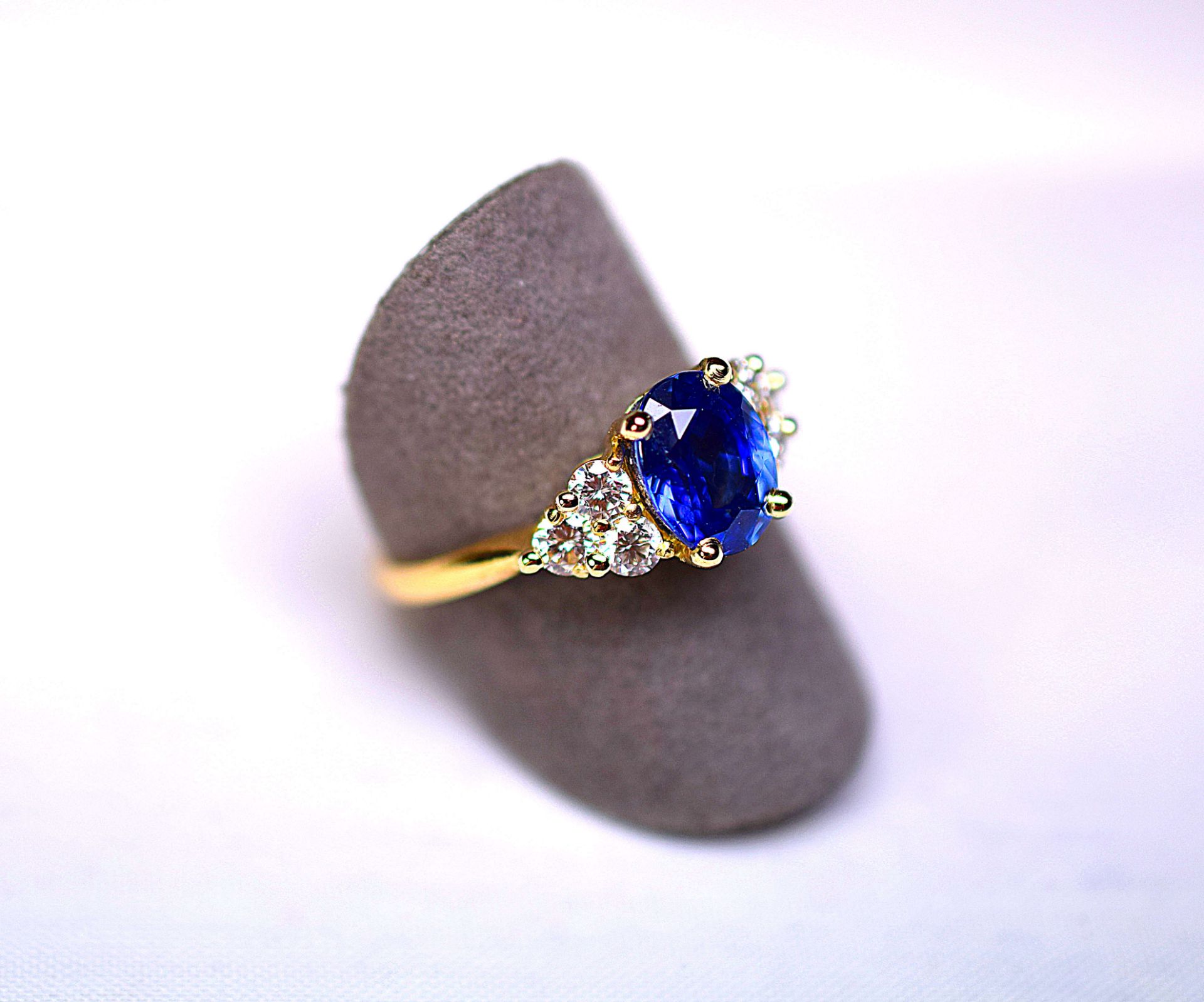 Bague or jaune centrée d'un saphir ovale naturel Ceylan d'un bleu éclatant pour [...]