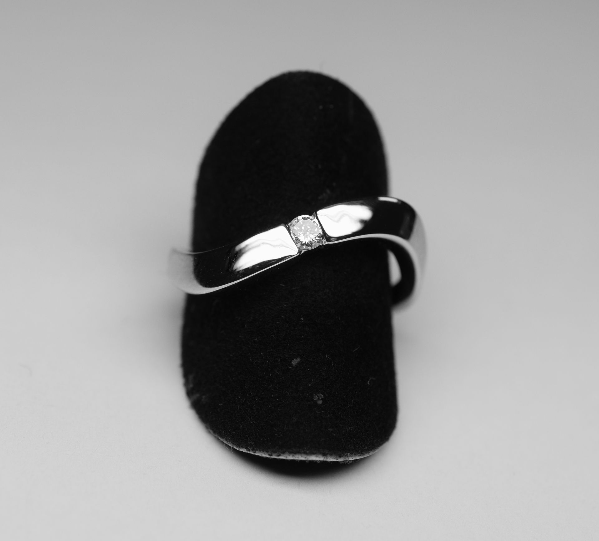 Bague or blanc mouvementée sertie d'un diamant rond taille moderne (G/VS) pesant [...]