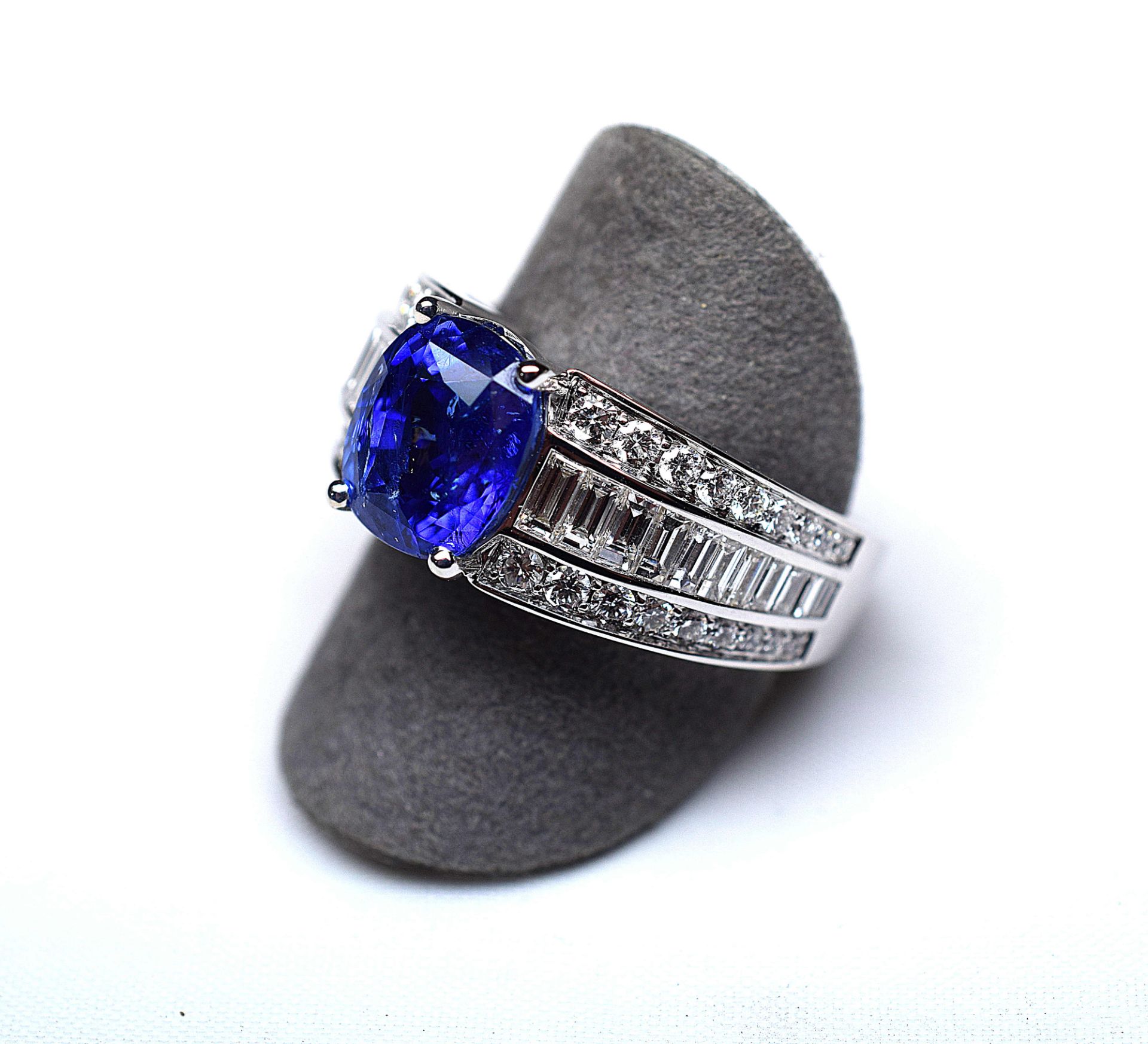 Bague or blanc en son centre un saphir ovale Naturel CEYLAN d'un bleu intense et [...]