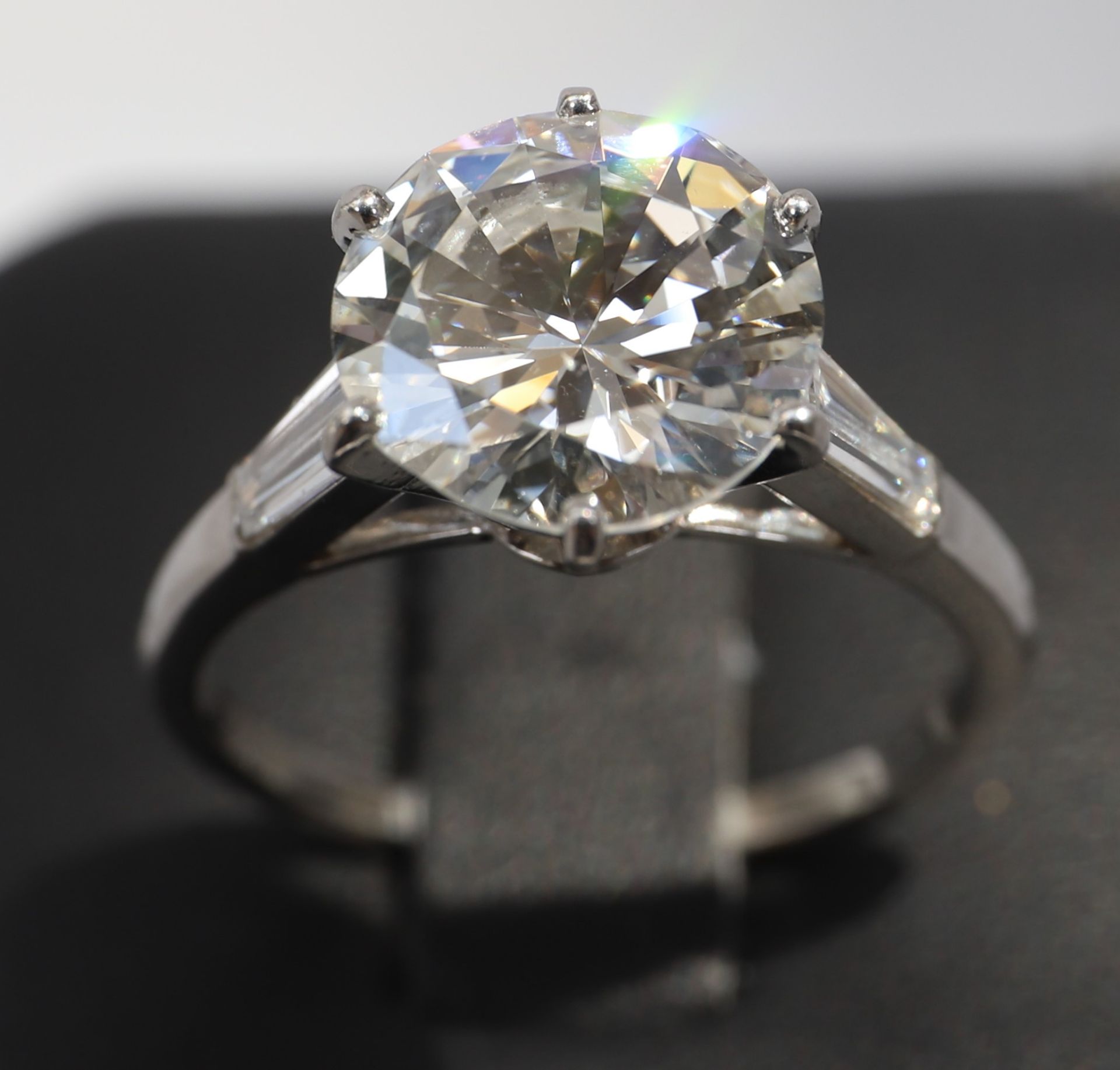 IMPORTANTE BAGUE SOLITAIRE MAUBOUSSIN En platine, ornée d'un diamant taille [...]