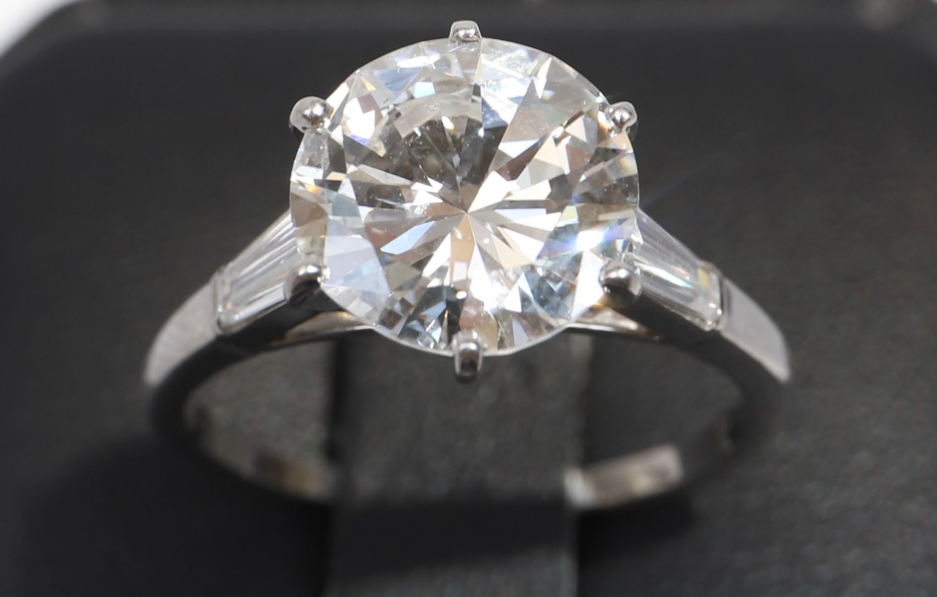 IMPORTANTE BAGUE SOLITAIRE MAUBOUSSIN En platine, ornée d'un diamant taille [...] - Bild 7 aus 7