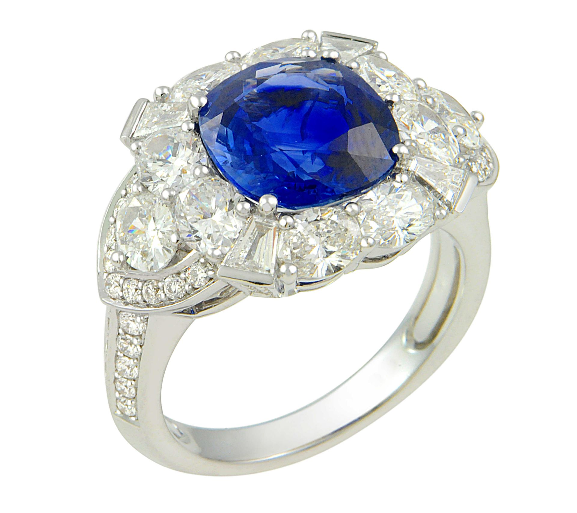 Bague or blanc centrée d'un saphir coussin NATUREL NON CHAUFFE probablement Ceylan, [...]