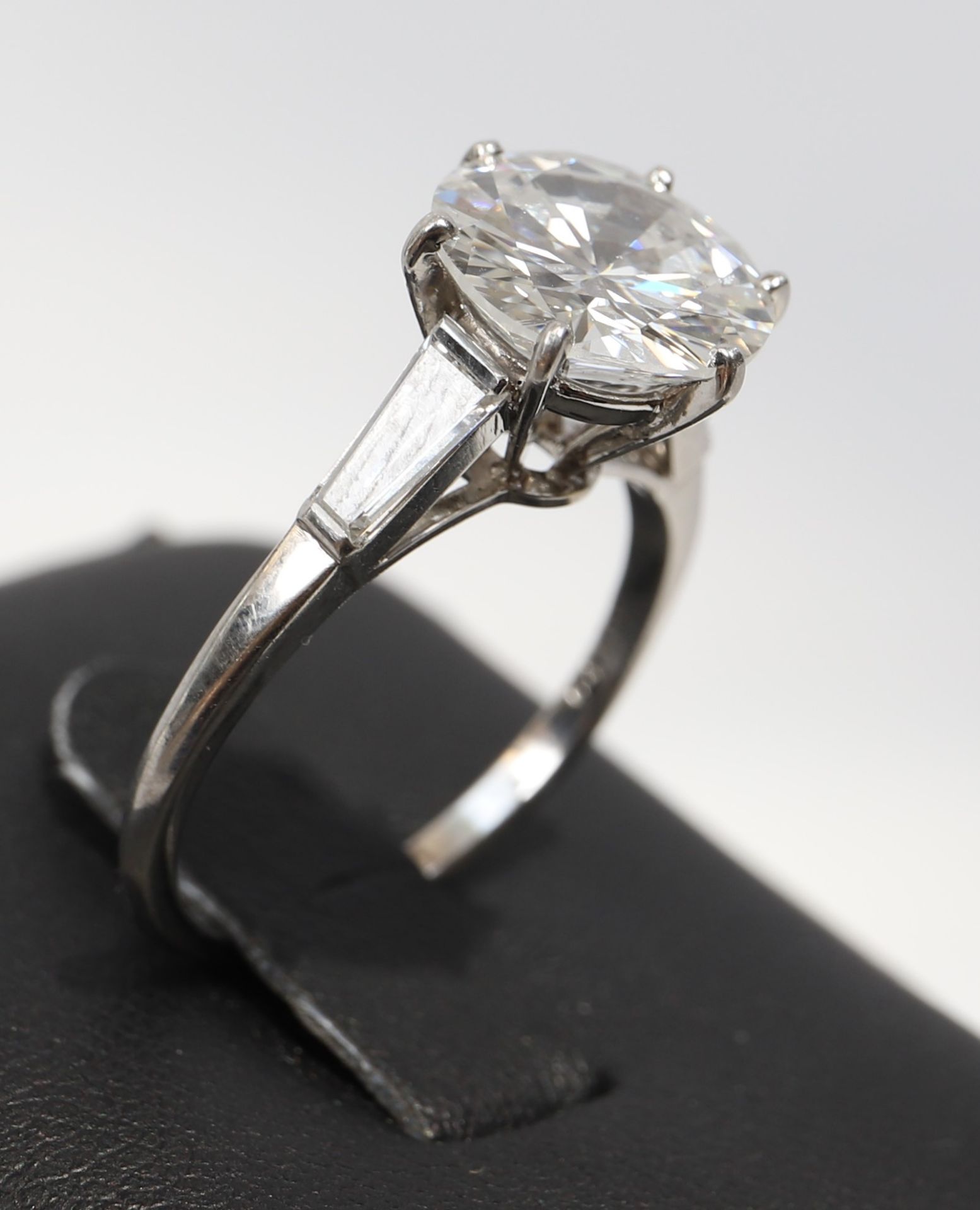 IMPORTANTE BAGUE SOLITAIRE MAUBOUSSIN En platine, ornée d'un diamant taille [...] - Bild 5 aus 7