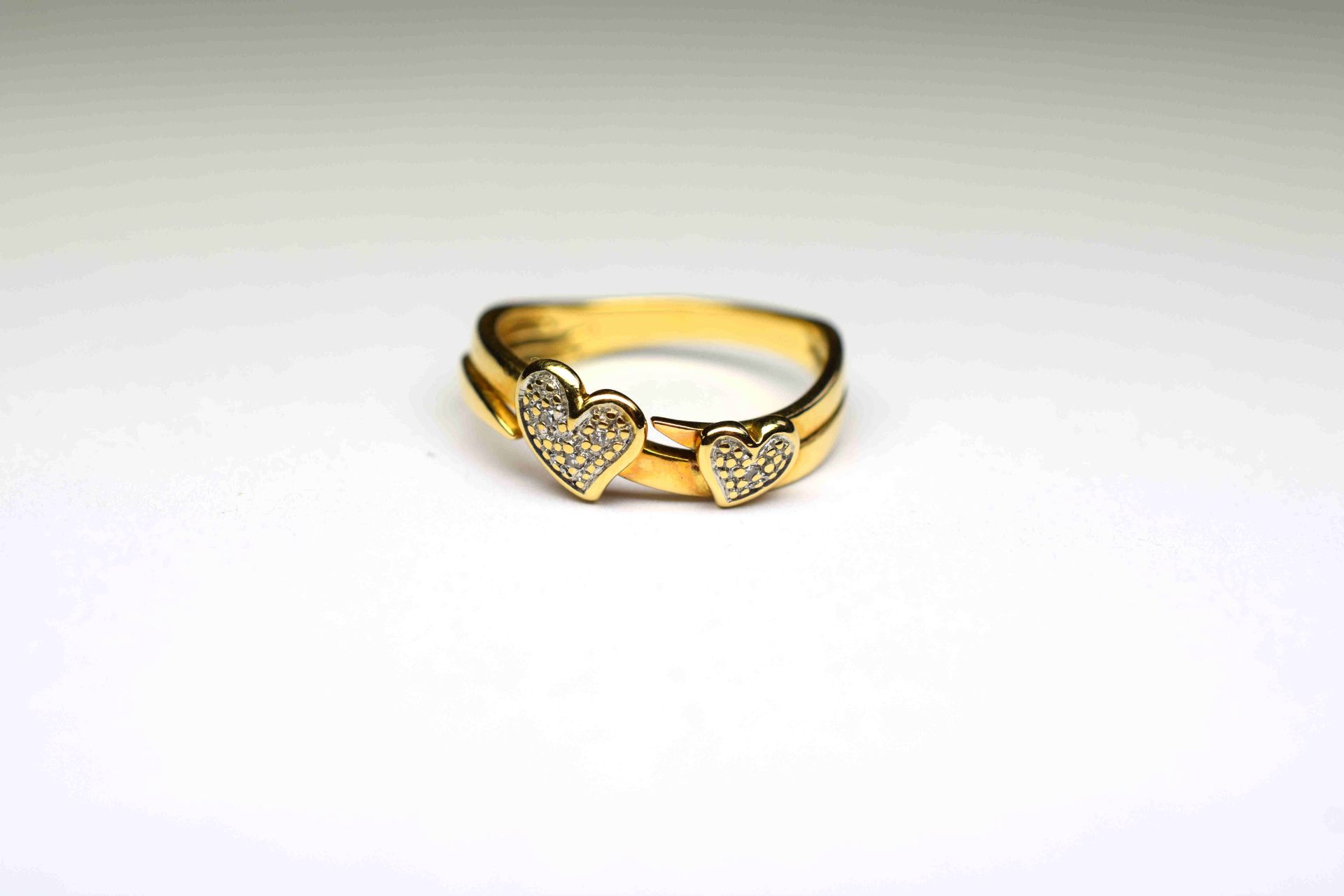 Bague or jaune à décor de deux cœur diamantés. Or 3,80 g -