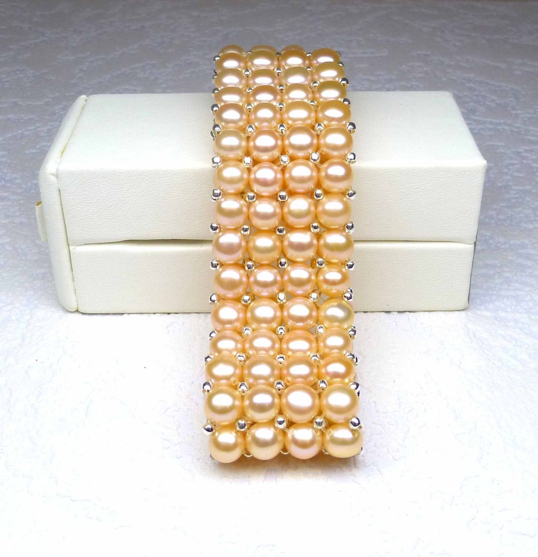 Bracelet 4 rangs en perles de culture naturelles couleur saumon 6 mm montées sur [...]