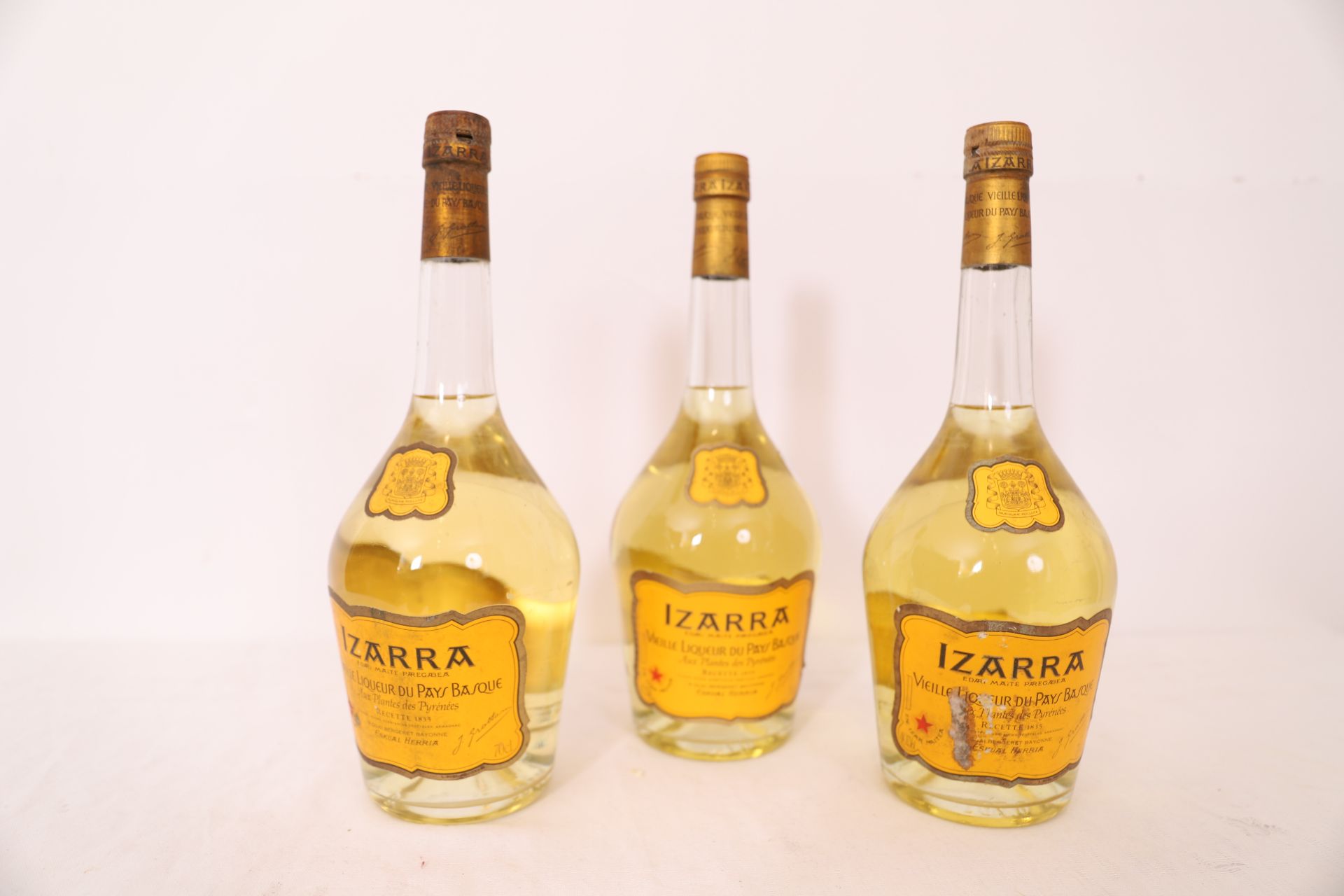 LOT DE 3 FLACONS D'"IZARRA" JAUNE VIEILLE LIQUEUR DU PAYS BASQUE 70 cl 40% -