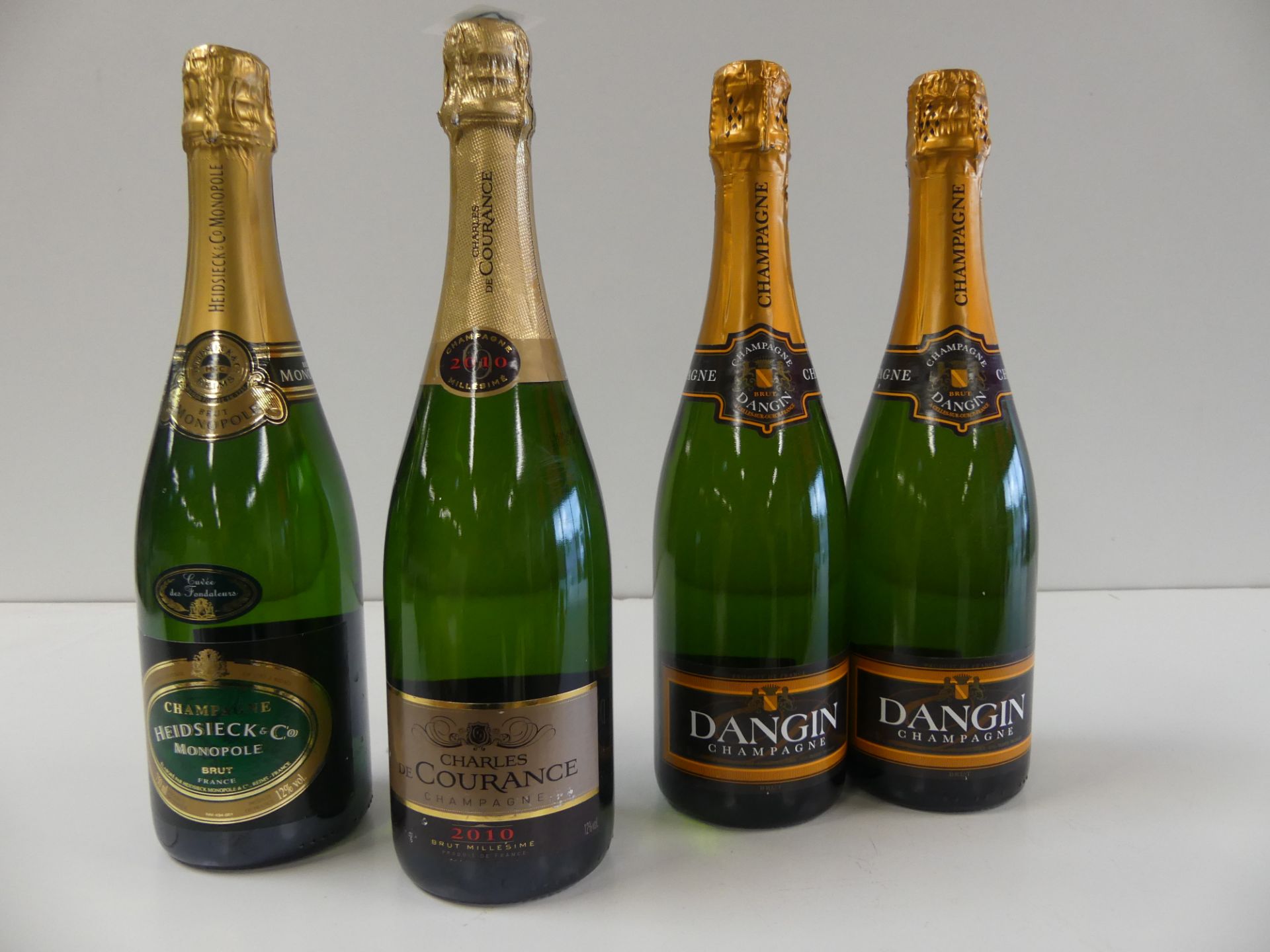 1 lot de 4 bouteilles : 2 Champagne Dangin Brut ; 1 Champagne Charles de Courance [...]