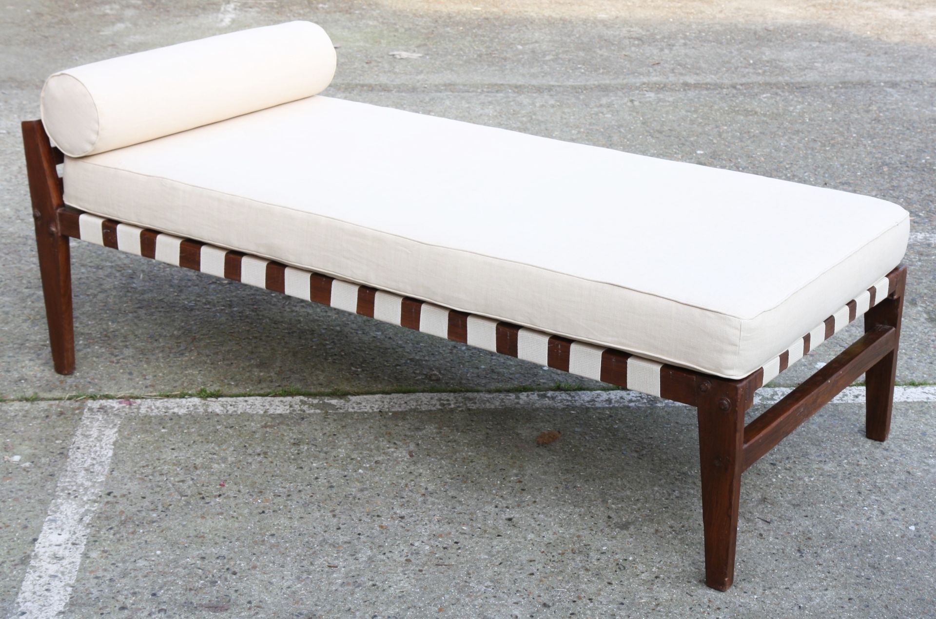 Pierre JEANNERET (1896-1967) Lit simple démontable Tête de lit à barreaux, ce lit [...]