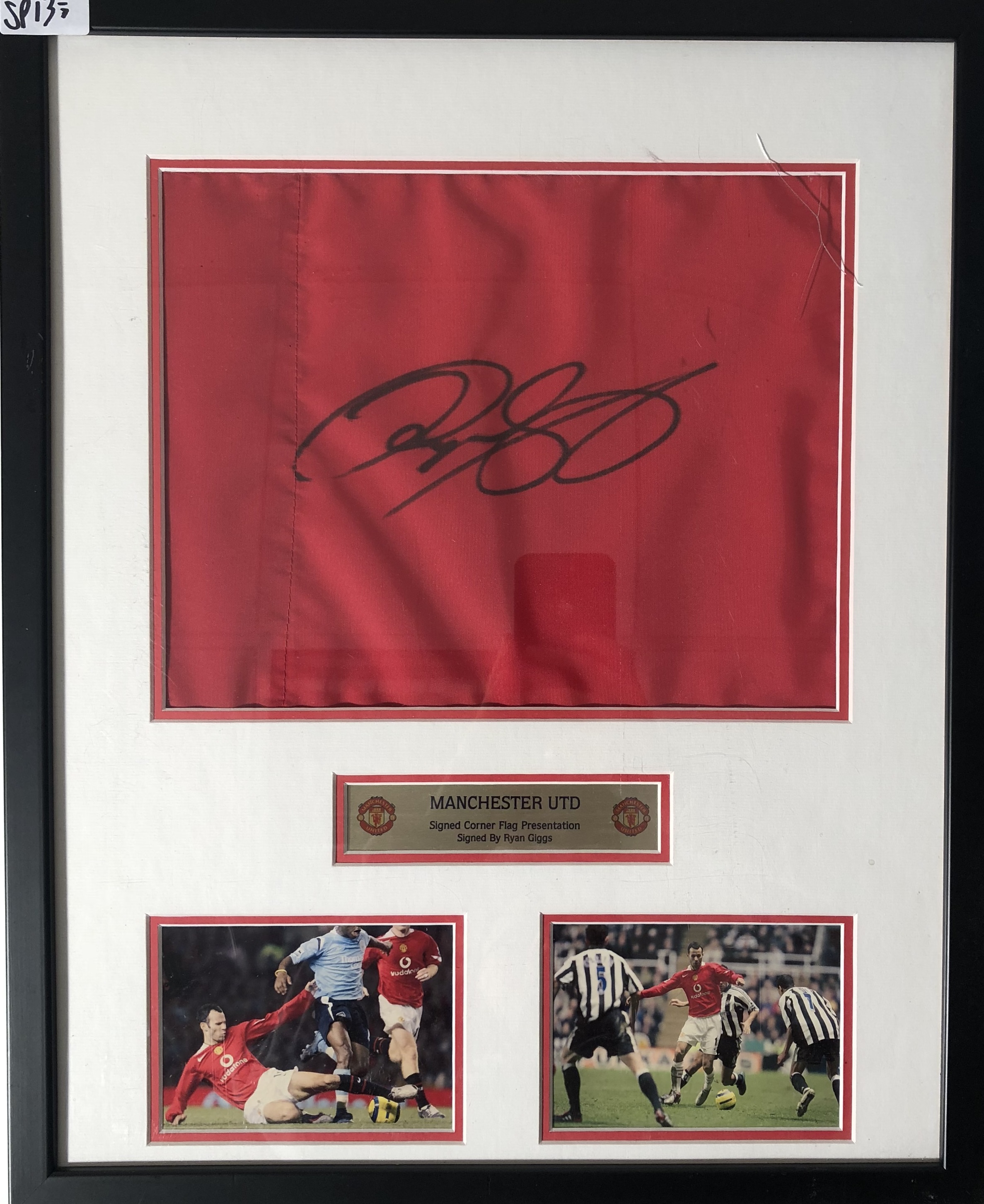 MANCHESTER UNITED STARS SIGNED DISPLAYS.