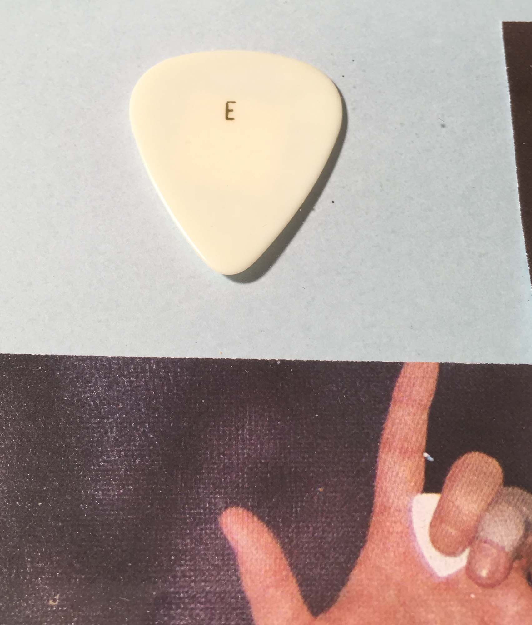 ROCK & ROLL MUSEUM DENMARK - ELVIS HAIR/GUITAR PICK. - Image 2 of 4