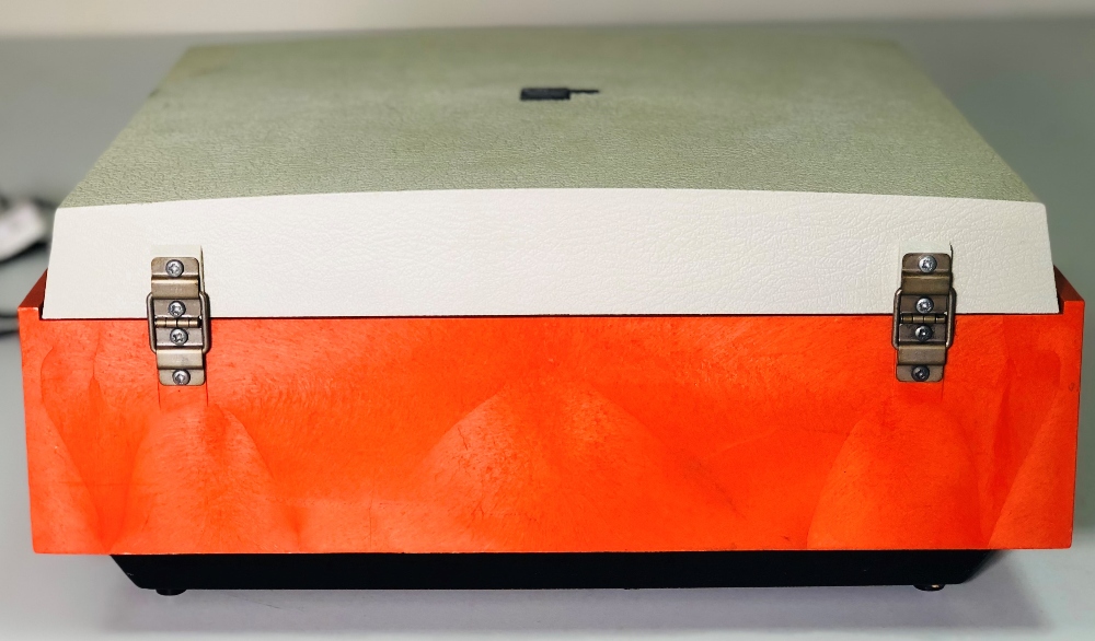 FIDELITY HF43 TURNTABLE. A Fidelity HF43 portable record player in orange. - Image 4 of 4