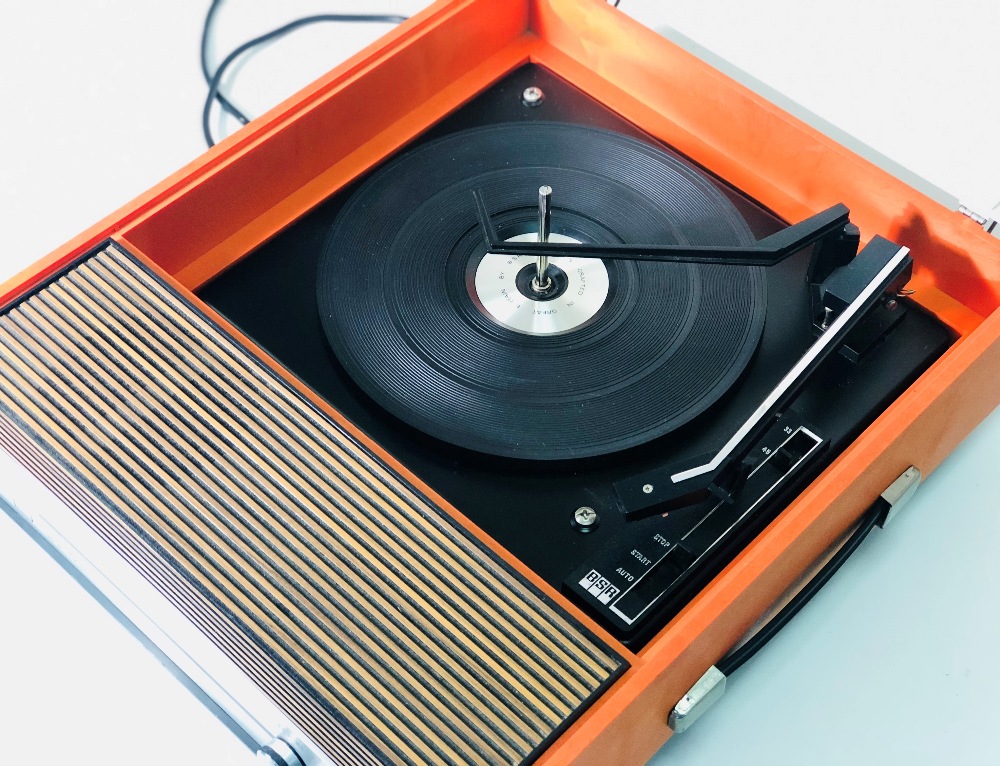 FIDELITY HF43 TURNTABLE. A Fidelity HF43 portable record player in orange.