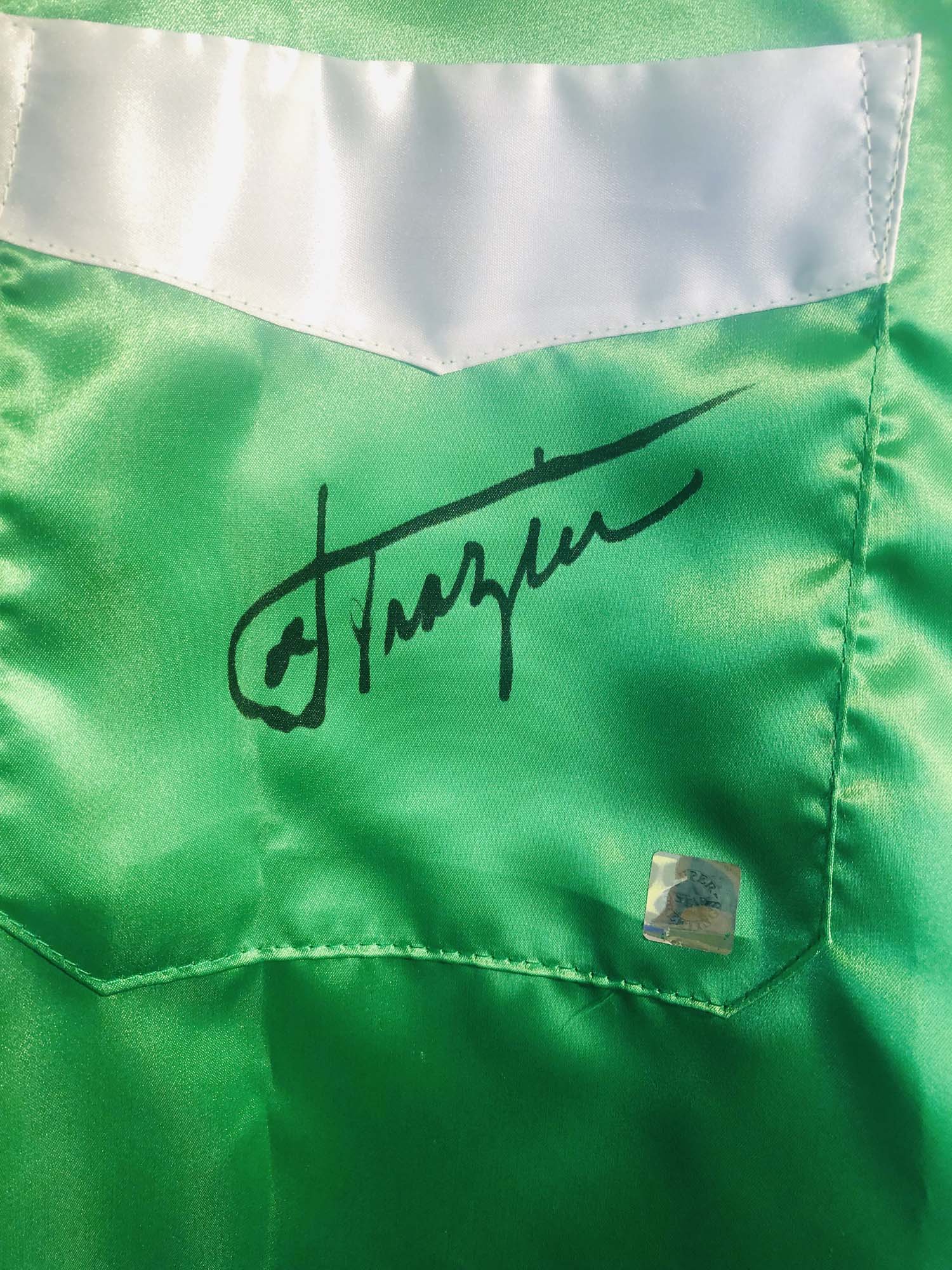 JOE FRAZIER AUTOGRAPHED EVERLAST BOXING ROBE. - Image 2 of 4