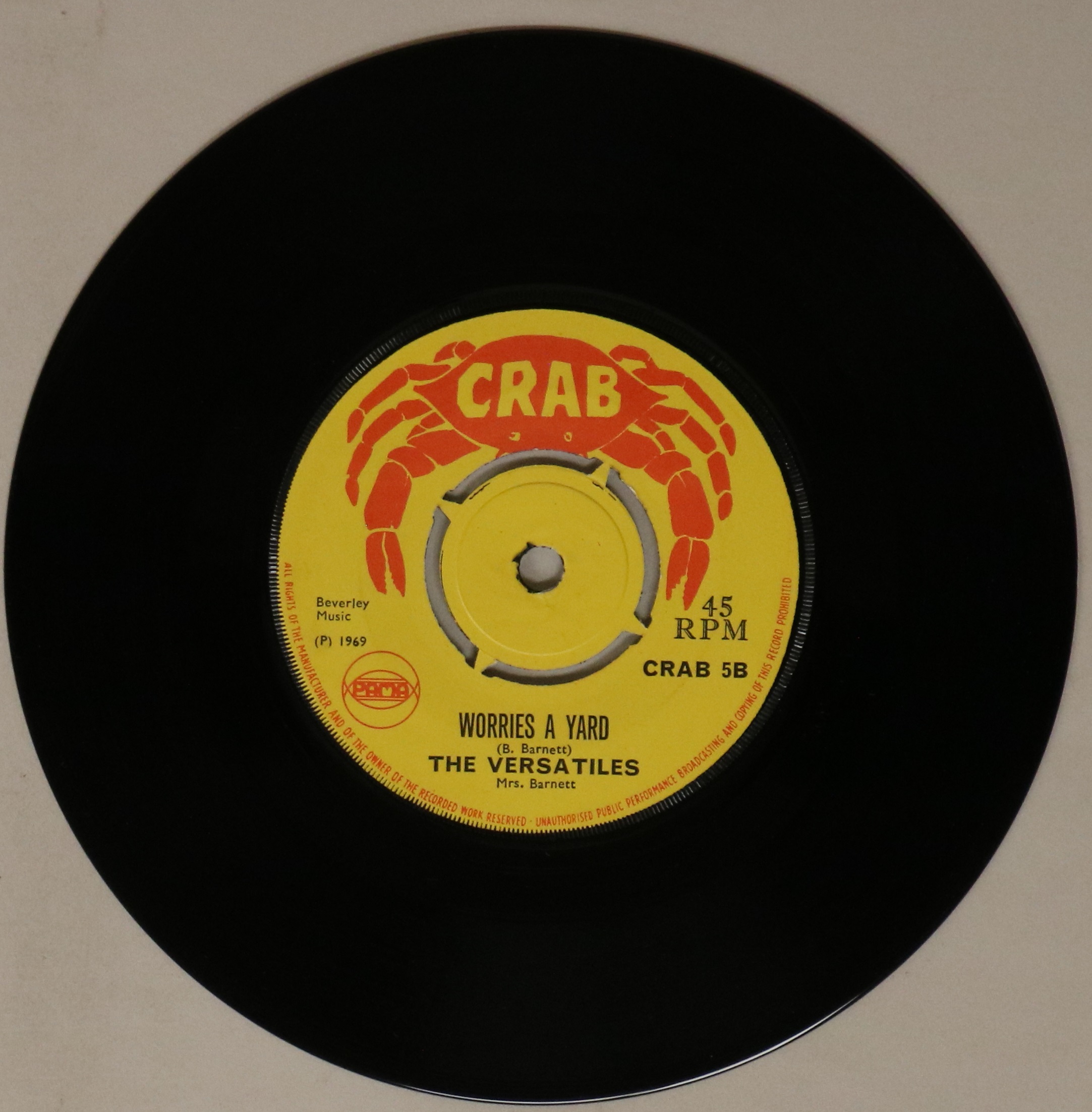 THE VERSATILES - SPREAD YOUR BED C/W WORRIES A YARD 7" (CRAB 5). - Image 2 of 2