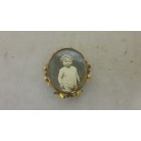 9 ct gold portrait brooch