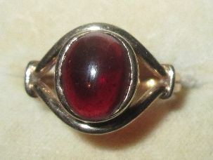 9 ct gold ring set with single cabouchon garnet size 53, 3.
