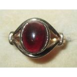 9 ct gold ring set with single cabouchon garnet size 53, 3.