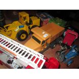 Collection of toy cars and related collectables : Wallace & Grommit, Tonka , mini till etc.