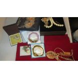 Assorted costume jewellery in presentation boxes : necklaces, rings etc.