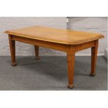 An Edwardian light oak dining table on square tapering supports, H 81cm W 92.5cm L 186cm.