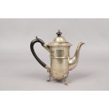 An Edwardian silver coffee pot assayed Birmingham 1905, gross weight 402 grams.