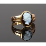 An 18ct gold and hardstone set cameo ring, size J.