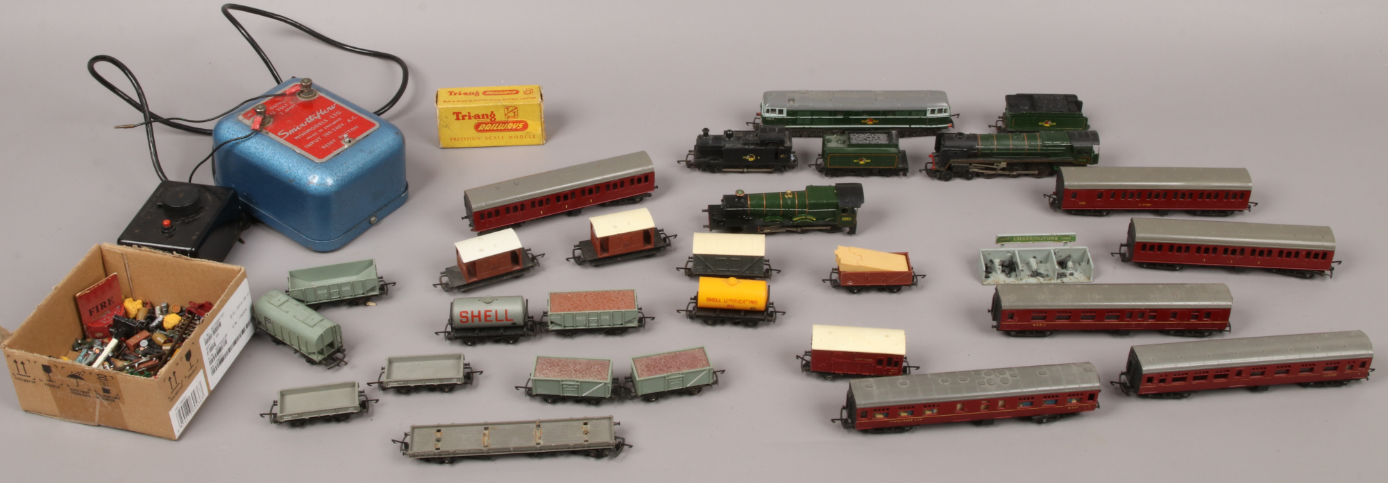 A collection of Triang TT gauge railway engines, rolling stock, track side buildings and accessories - Image 2 of 4