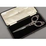 A pair of cased silver handle sewing scissors, assayed Birmingham by Elkington & Co. Ltd.