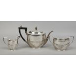 A George V silver three part teaset by Robert Pringle, assayed London 1911, gross weight 1051