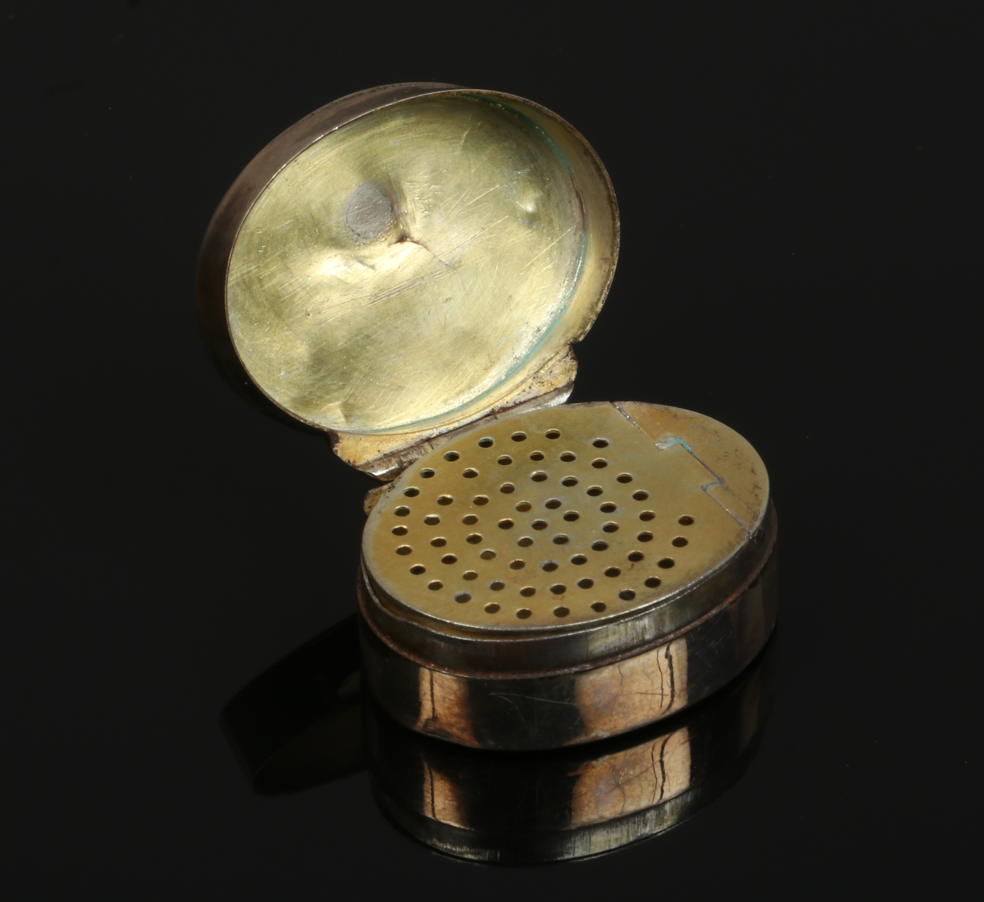 A George III silver vinaigrette of ovoid form and with gilded interior assayed London 1799, 17.7 - Image 3 of 3