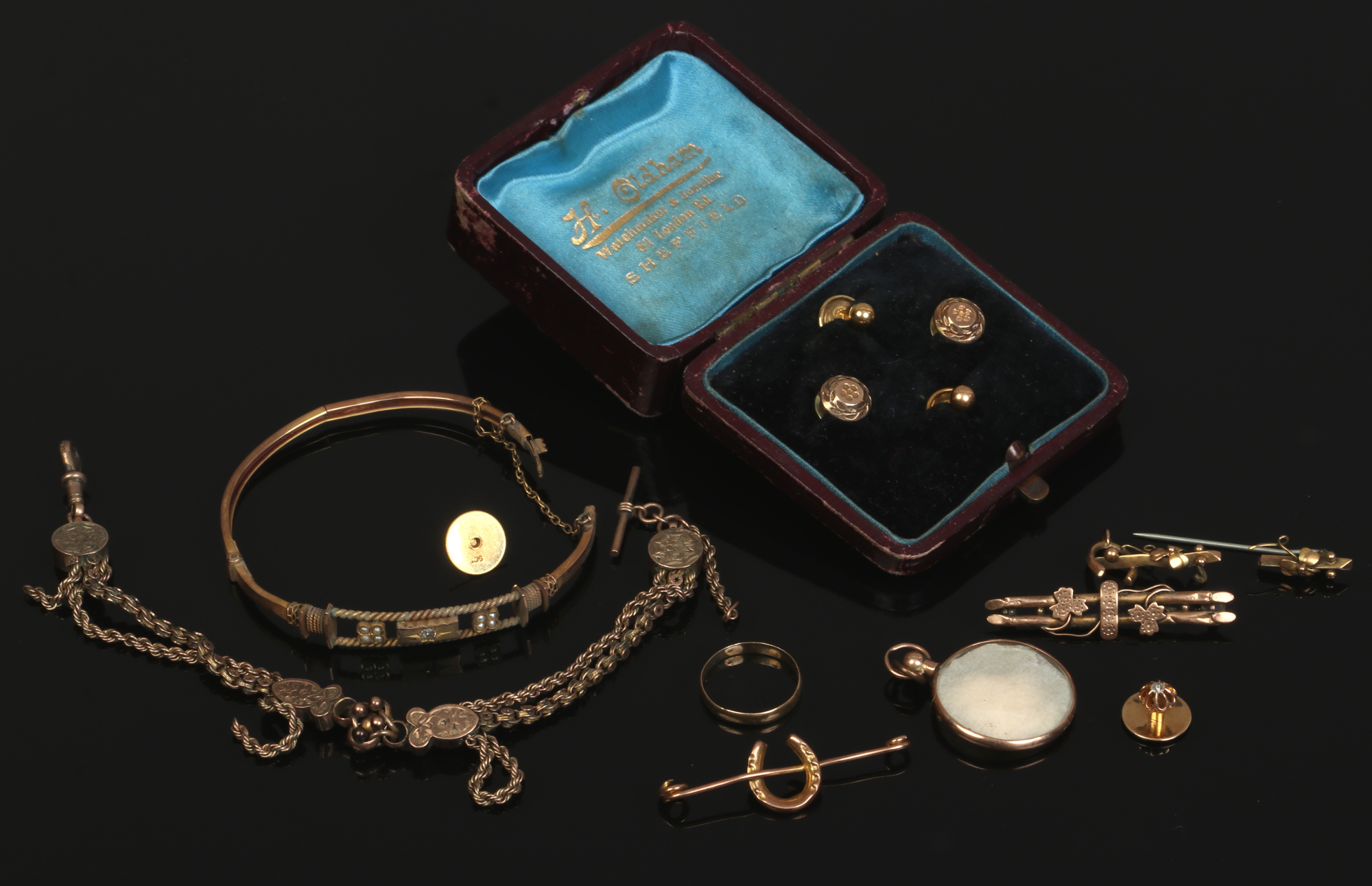A quantity of gold and yellow metal jewellery and collectables including a 9ct gold bangle set