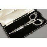 A pair of George V cased silver handle sewing scissors, assayed Birmingham 1921, retailed by