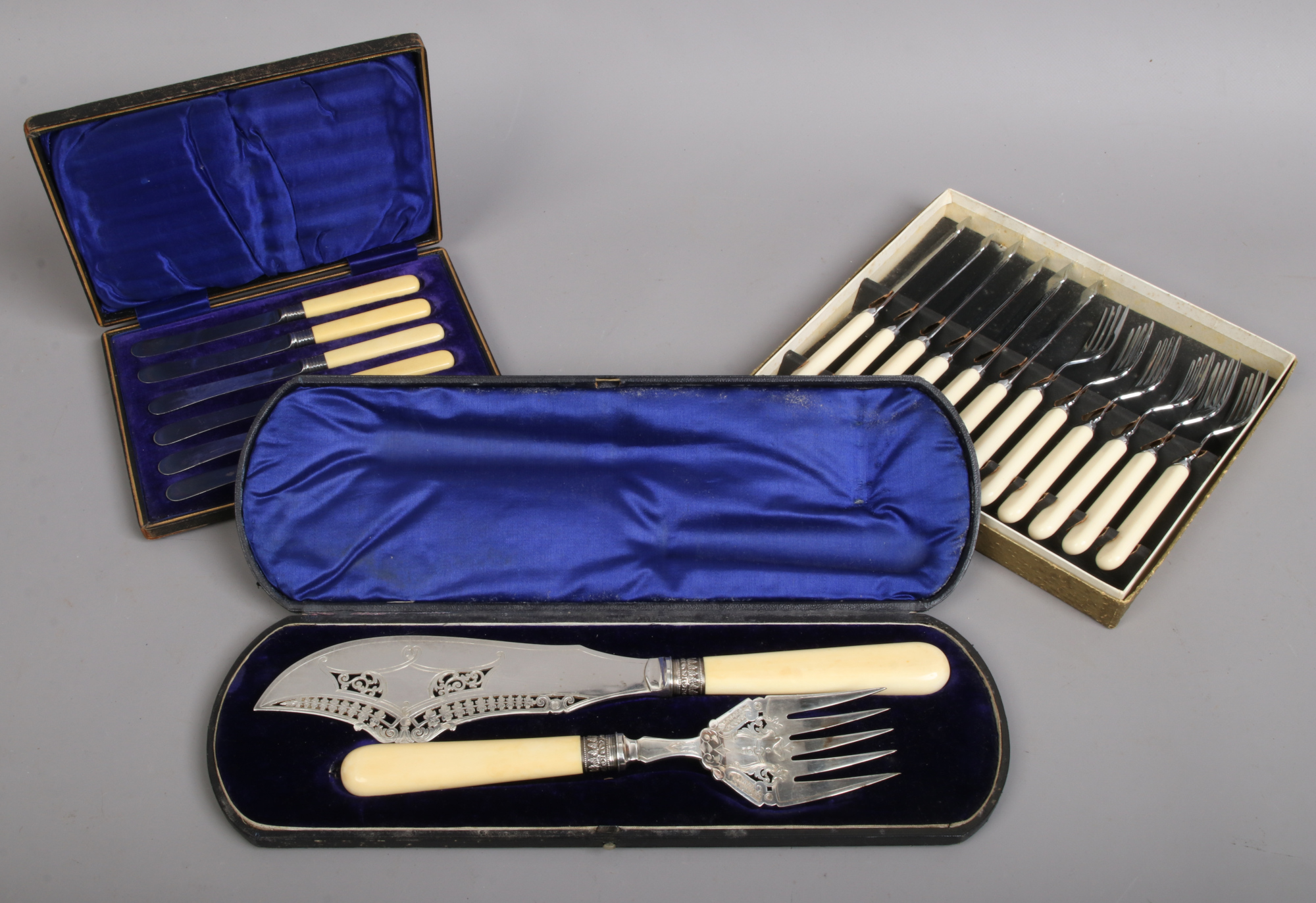 A cased set of Victorian silver plated and ivory fish servers, boxed set of silver plated fish