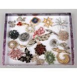 A tray of vintage costume jewellery brooches including enamelled and coloured paste examples.