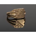 A gentleman's 9ct gold signet ring, 6.4 grams size V.