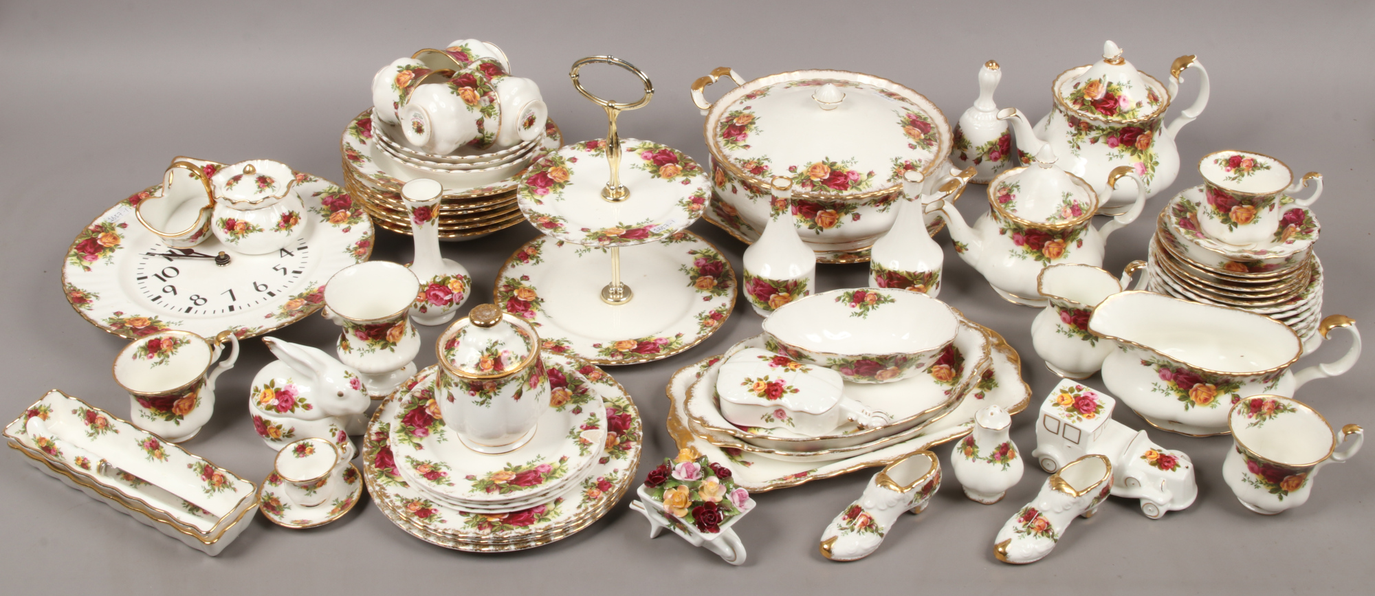 A quantity of mostly Royal Albert 'Old Country Roses' tea / dinner wares and decorative items