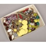 A tray of costume jewellery necklaces.